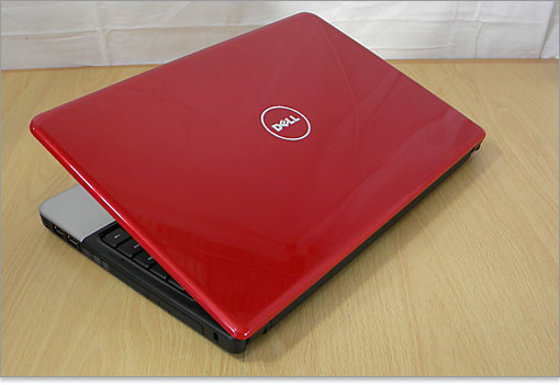 ディスプレイを半閉じにして、後方左斜めから見た様子。