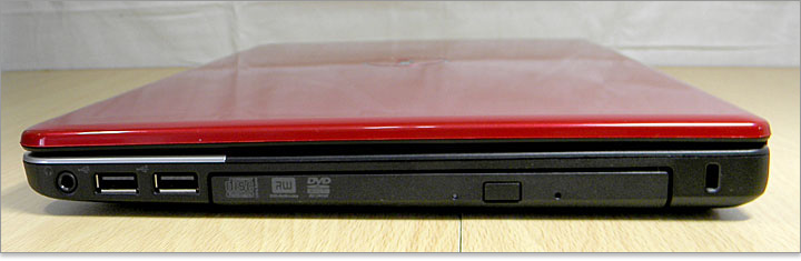 右側面には、ヘッドフォン端子、USB端子2つ、光学ドライブを装備