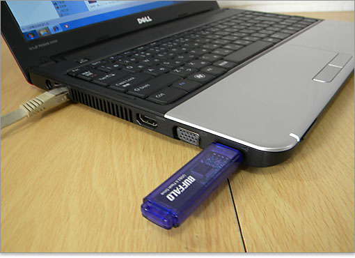 USB端子を差し込んだ様子。一番手前にあるので、何かと扱いやすいです。