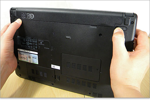 2箇所のラッチをスライドすればロックが外れます。