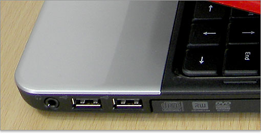 右側面にあるヘッドフォン端子