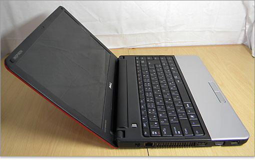 通常の使い方なら充分な角度です。特に180度開く必要はないでしょう。