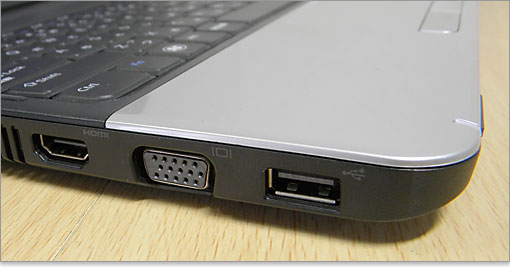 HDMIとVGA、USB端子にズームイン。