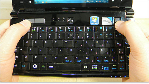 クリックボタン。右手親指の位置がスティックポイントで、マウスポインターを操作します。