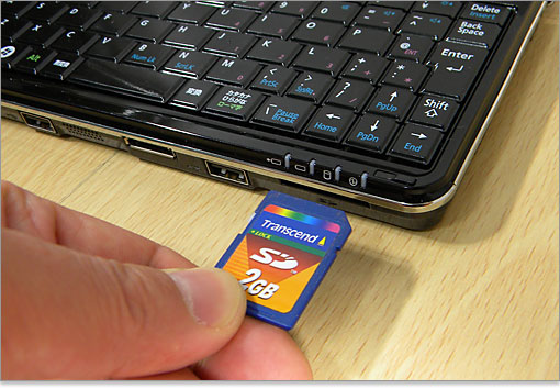 SDカードスロットを装備。