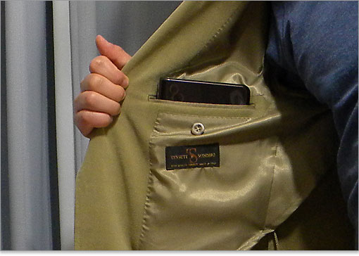 ジャケットや背広の内ポケットにも収まります。重量が約495gなので、500mlペットボトルのお茶を持ち歩く感覚です。ポケットに入れた場合