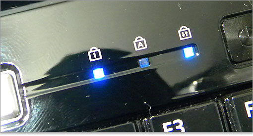キーボードのランプでは、左からNum Lk ランプ、Caps Lock ランプ、Scroll Lock ランプです。