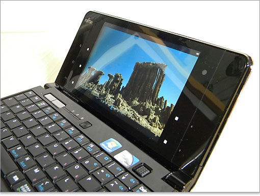 ので、発色がよく、視野角が広いです。斜め角度からでも視聴できます。