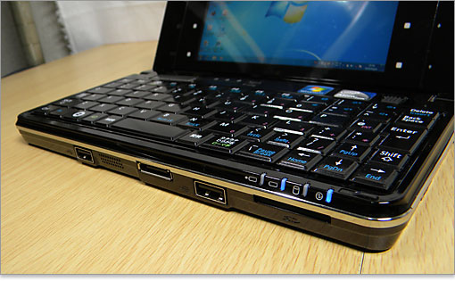 前面を少し斜め角度から見た様子。