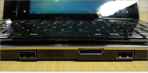 、LAN/CRT 変換コネクタ、USB端子を装備。