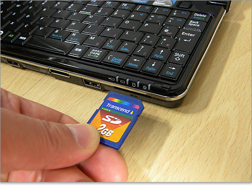 モリーカード（2GBまで） ・miniSD カード（2GBまで） ・microSD カード（2GBまで） ・SDHC カード（32GBまで） ・microSDHC カード（32GBまで） に対応しています。なお、マルチメディアカード、