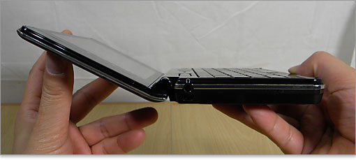 ディスプレイはここまで開きます。