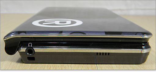 ヘッドフォン端子、通気口があります。