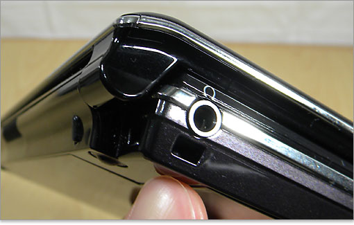 ペンひもを取り付けるための穴があります