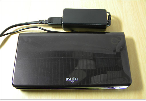 ACアダプタのサイズ比。