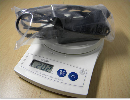 200gほどです。楽に持ち運べますね。