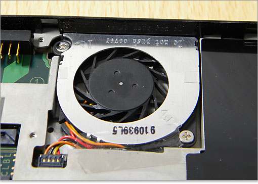 ややファンの回転が聞こえます。