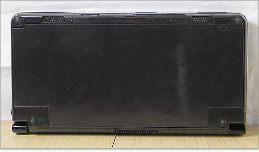 LOOX Uの底面をチェックします。まず、バッテリーを外してみます。