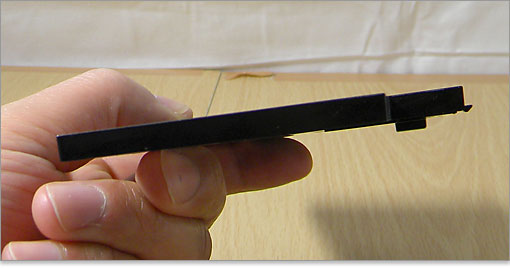 。大容量バッテリー搭載すると少し厚みが増します。