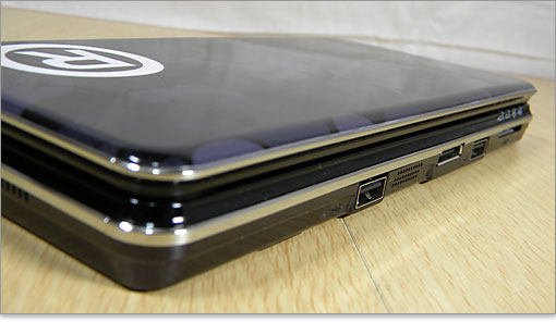 メッキ加工で縁取りされています。