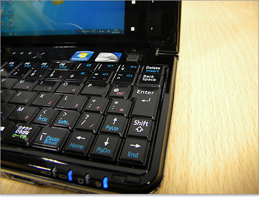 エンターキーは大きめに確保されています。