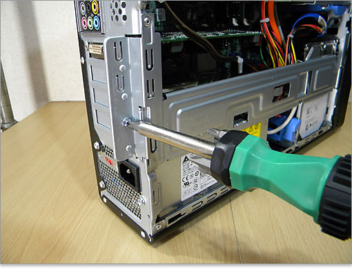 金具を外す必要があります。1箇所ビス止めされています。