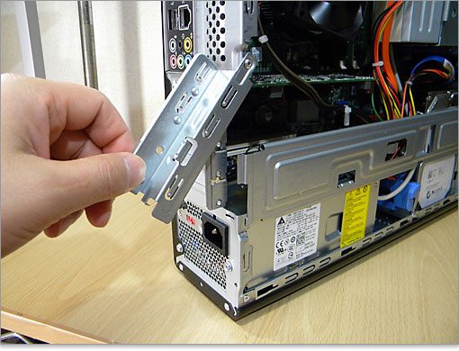 固定具はInspiron 580sにくっついた構造になっています。