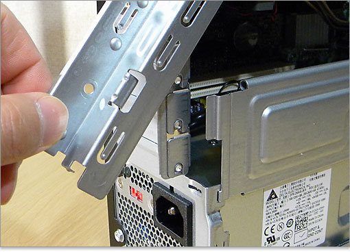 固定する役割もしています。