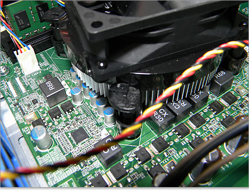 耐久性に優れた日本ケミコン製の固体コンデンサを採用。VRMは6フェーズです。VRMは少なすぎても不安定になるし、多すぎても消費電力が高くなるので、ちょうどバランスの良い数です。