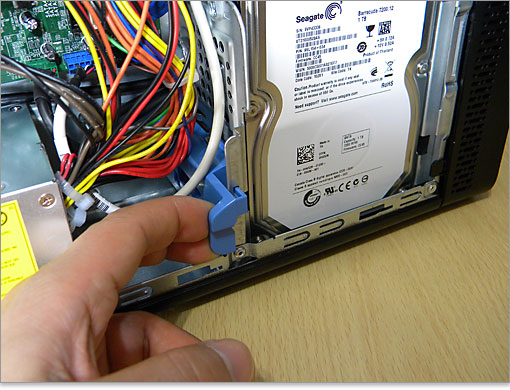 HDDを上に持ち上げるだけです。