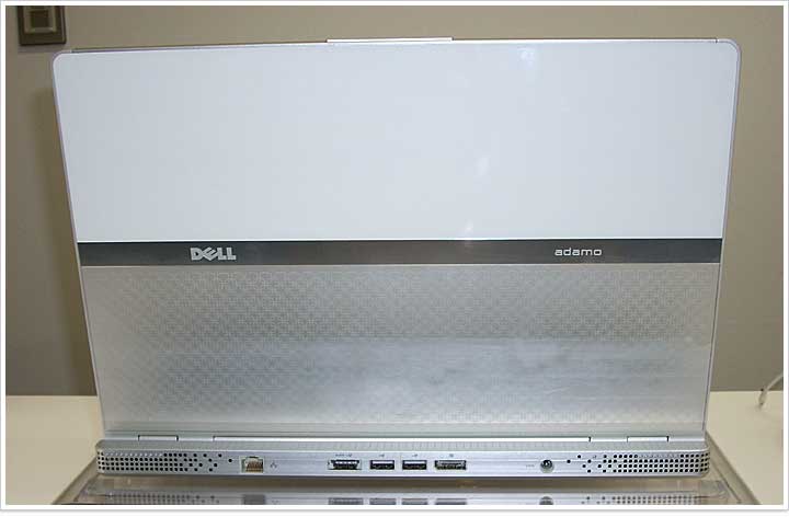 �f�� Adamo�̔w�ʂ����r���[