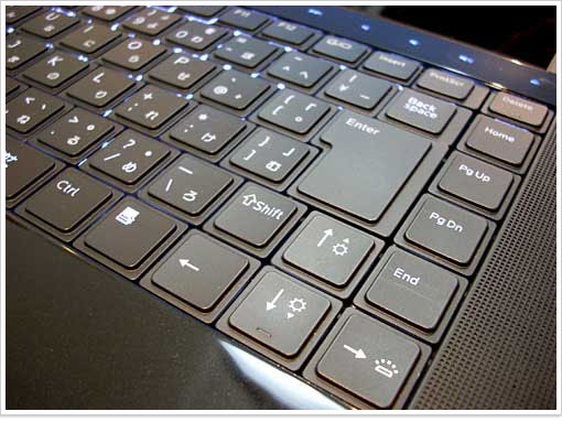 Studio XPS 16�̃o�b�N���C�g�t���L�[�{�[�h