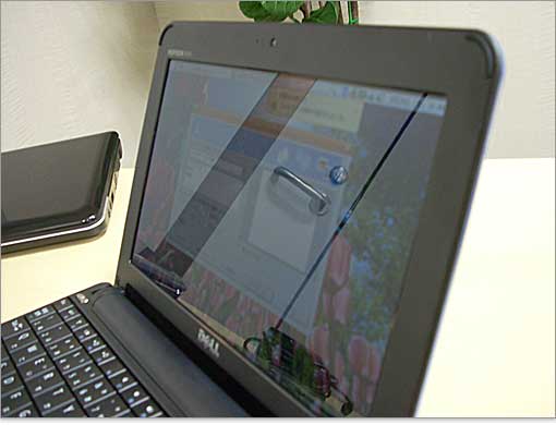 10.1インチワイド光沢液晶搭載