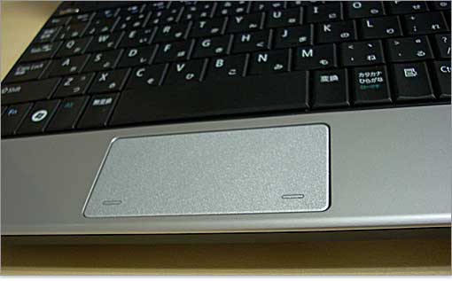 クリックボタンがタッチパッド内に