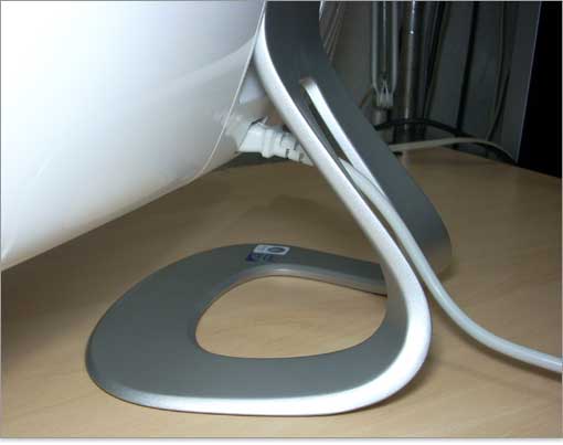 電源ケーブルは股の間