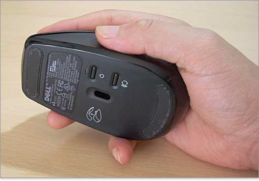 ワイヤレスマウスの裏面