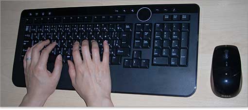 女性がキータッチ