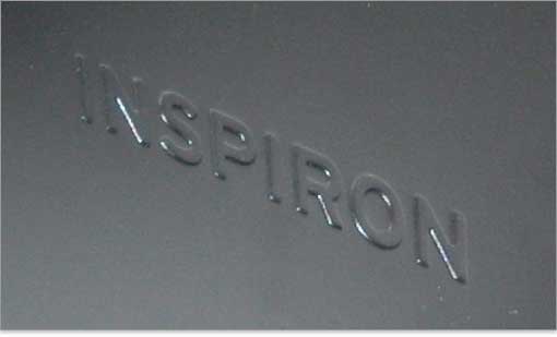 Inspironロゴはエンボス加工