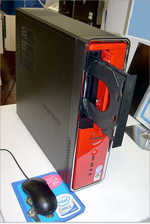 「アイボリーだと光が乱反射してよくない」と都市伝説的な話を聞いたことがありますが、今まで見てきたデルパソコンはすべてブラックです。