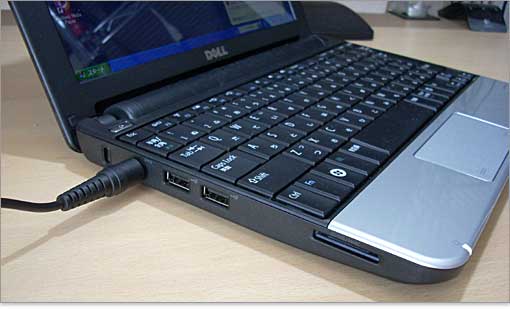 電源コンセントのプラグを挿したところ。