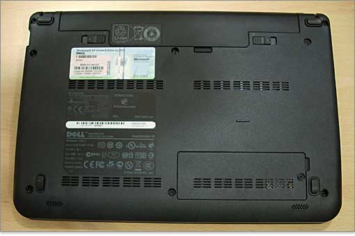 Inspiron Mini 10vの解体はやめておいたほうがいい。ねじを外すだけではなさそうだ。