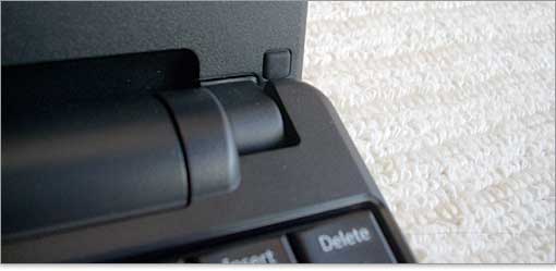 右側のヒンジ部。