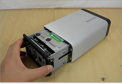 最初に外したネジを元に戻して