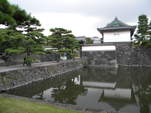 丸ビルのすぐ向かい