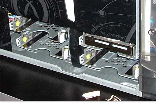 道具を使わず取り外しができるハードドライブ・アセンブリ仕様。