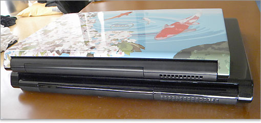 バッテリー装着部と排気口。