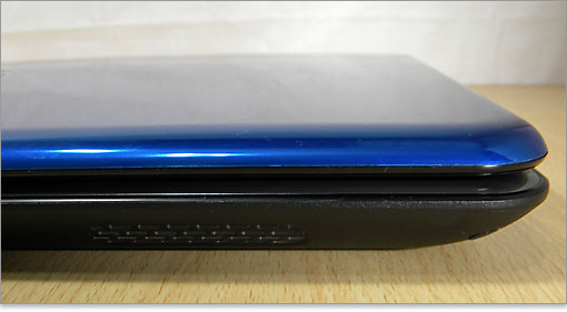 右側にもスピーカーを内蔵