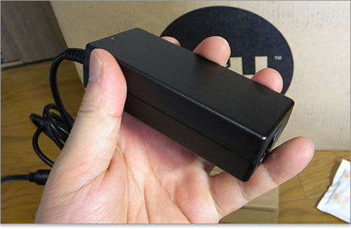 ACアダプタはこんなにコンパクト