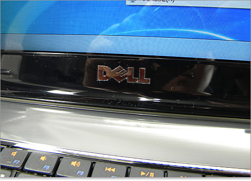メッキ加工されたDELLロゴ