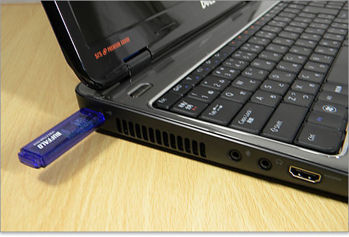 左側面のUSB端子